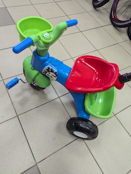 Велосипед трехколесный с ручкой.