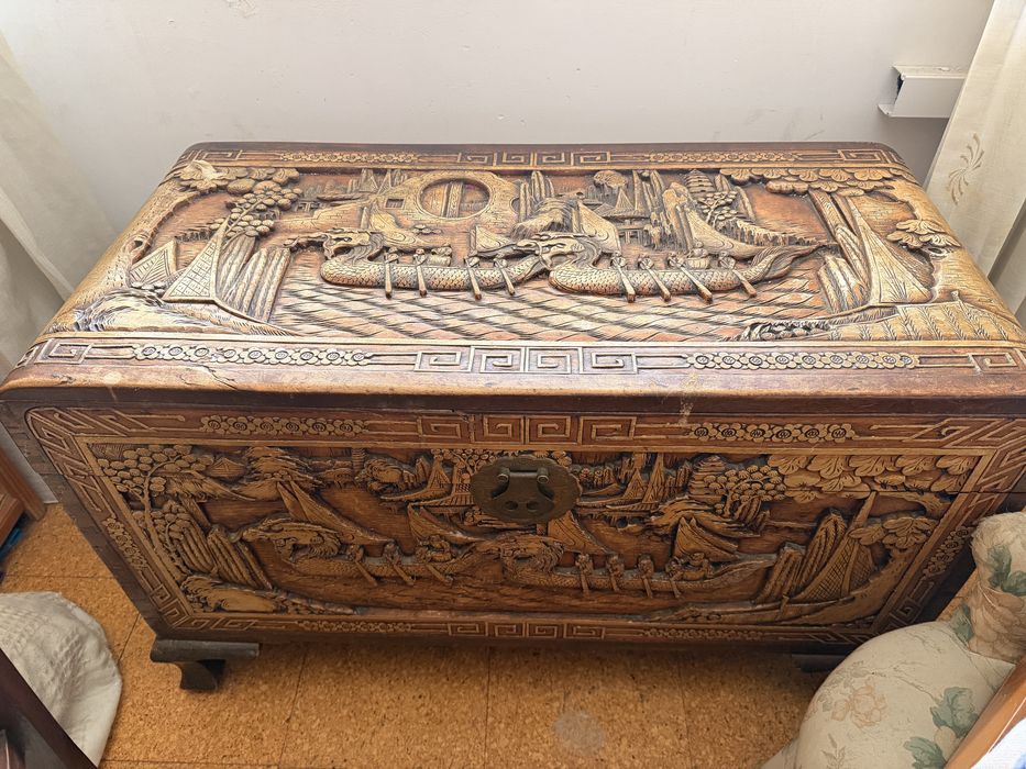 Bau vintage com detalhes em madeira como novo