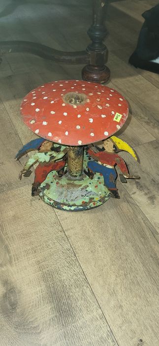 Stary,kultowy,metalowy stojak z krasnalami pod choinkę 26x28cm