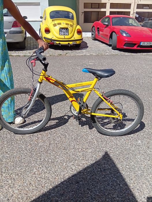 Vende se duas bicicletas de criança
