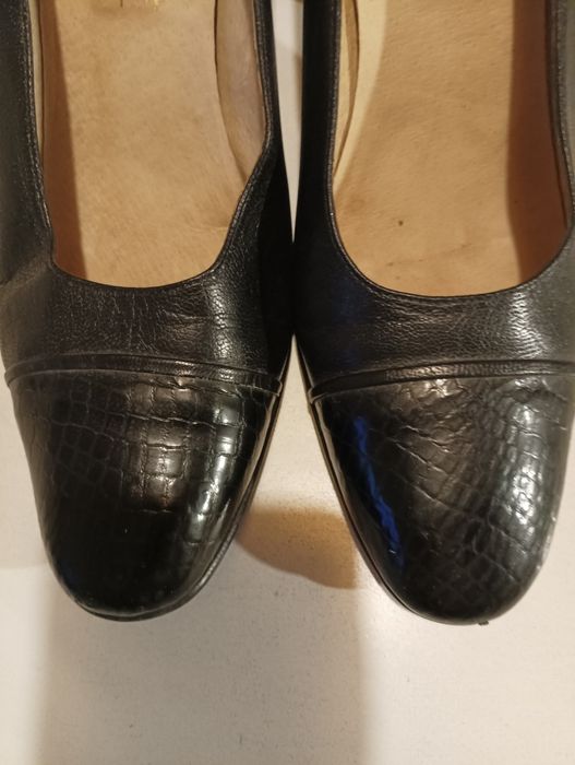 Sapatos de pele em preto,com feitio de pele de cobra á frente e no salto,de marca, sapataria Gabite, tamanho 40