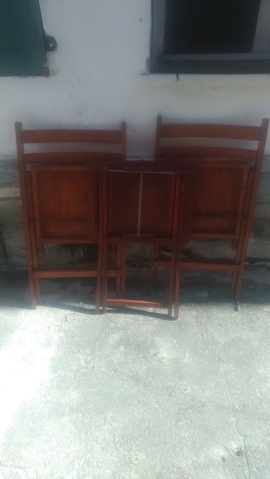 Mesa dobrável com duas cadeiras  dobráveis