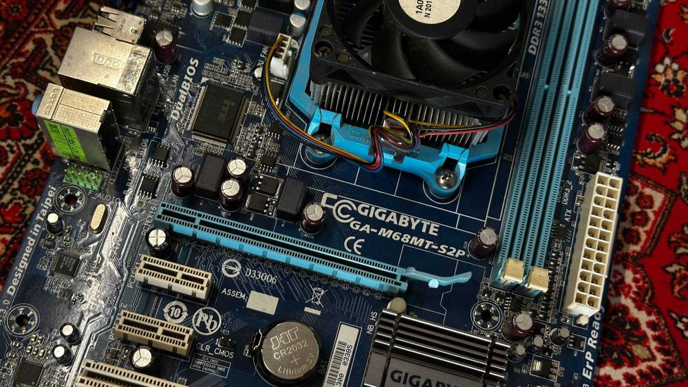 Мат. плата Gigabyte GA-M68MT-S2P + Проц. AMD Athlon II X2 250 3.00GHz