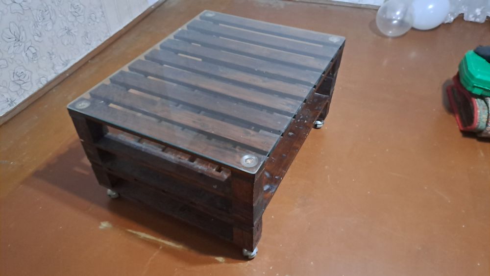 Столик з палет стіклянний