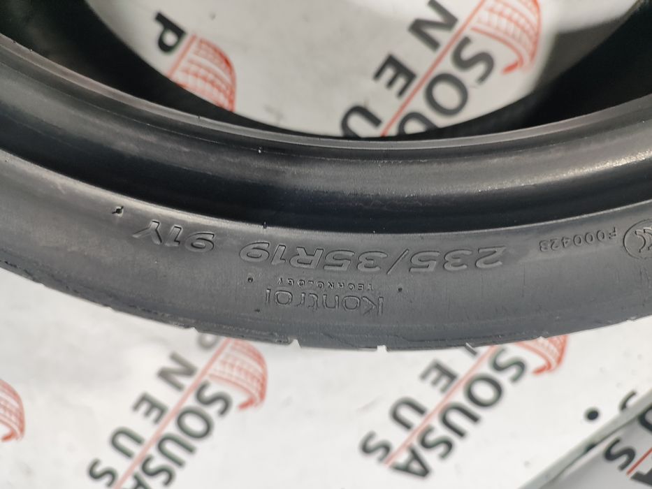 2 pneus semi novos 235-35R19 Hankook - Oferta dos  portes