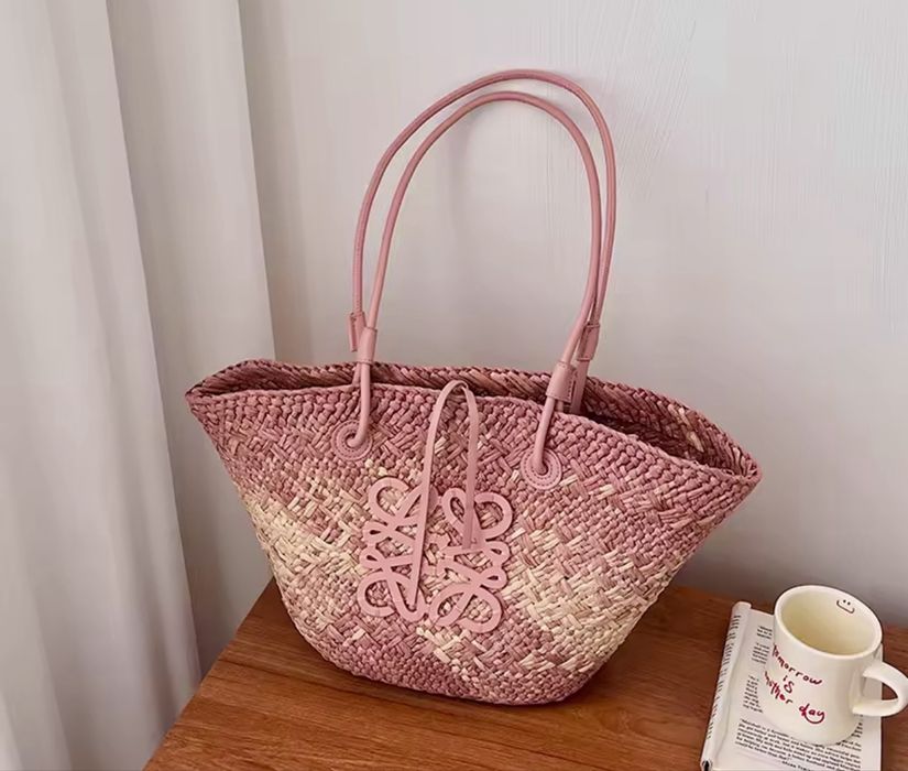 Соломʼяна плетена пляжна сумка в стилі loewe, стан нової, рожева