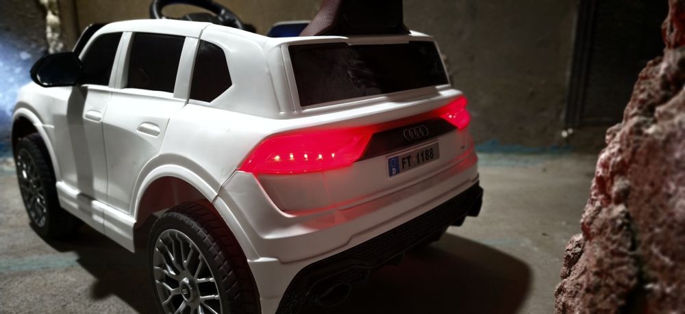 Дитячий електромобіль Audi Q8