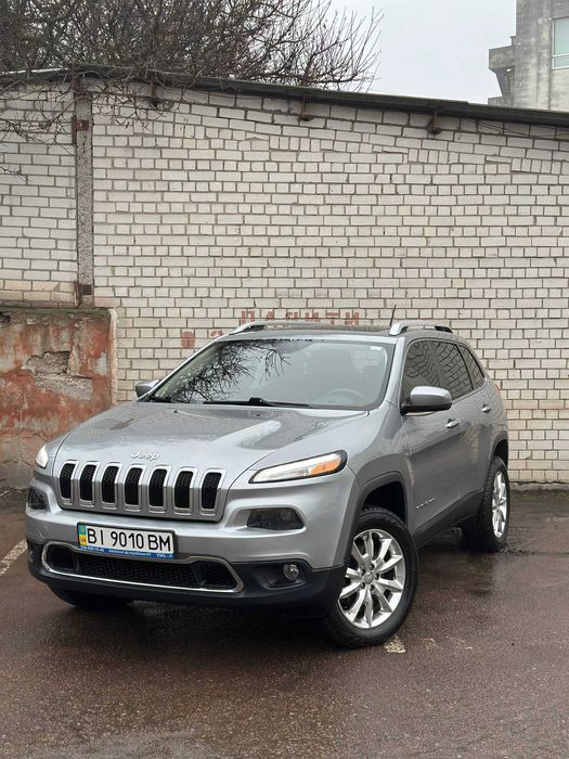 Продам Jeep Cherokee 2015 року з надійним 3.2 V6 та повним приводом Active Drive II з понижайкою. Не паркетник — реально їде там, де треба.

Нова зимова гума
Автомат
Газ вписаний
Максимальна комплектація
Повний привід 4×4
Шкіра, підігріви, двозонний клімат, підігріви сидінь та руля, сліпі зони, круїз, датчики дощу/світла, пам’ять + електрорегулювання сидіння водія, панорама
Камера, парктроніки, електропривод багажника, фаркоп
Безключовий доступ, кнопка Start/Stop
Режими Snow / Mud / Sand / Rock

Авто з США, відновлювалося нормально, з оригінальних запчастин.
Технічно справне, мотор і коробка працюють чітко, салон доглянутий.

V6 + газ = їде бодро і недорого в експлуатації.
Документи в порядку, переоформлення без проблем.
Торг біля авто.