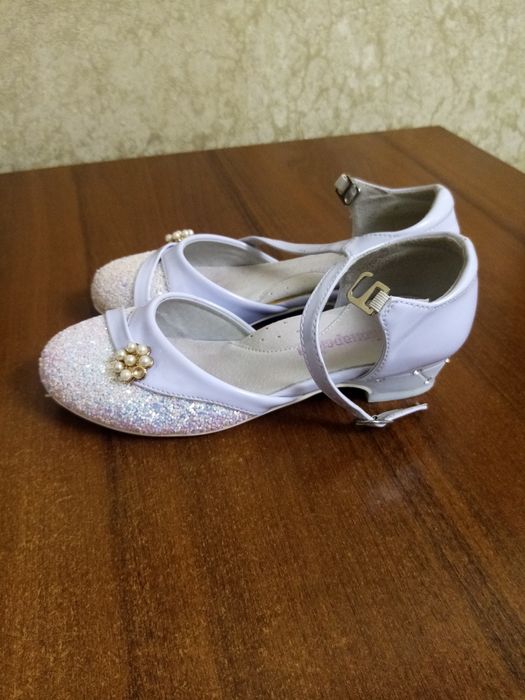 Туфлі білі дитячі 31 розміру на каблучку