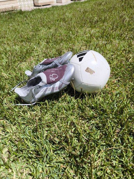 Chuteiras adidas Predator e Nike