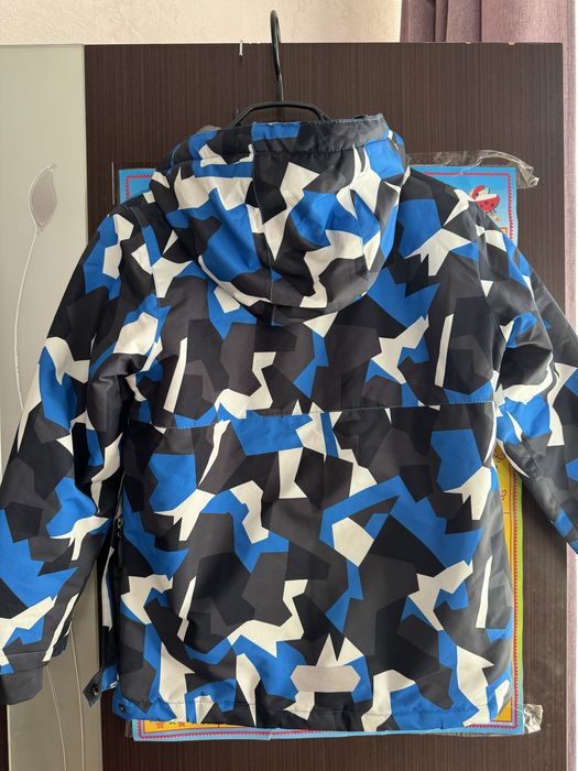 Класна демісезонна куртка на хлопчика 8-9 років