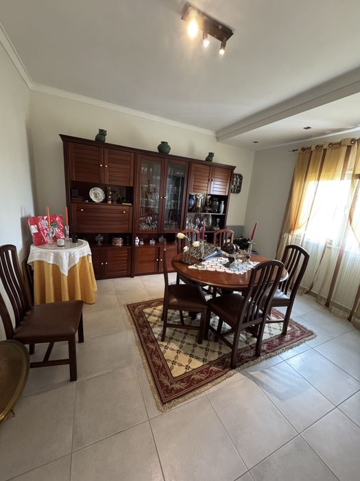 Conjunto de sala Madeira Mogno mesa + 6 cadeiras e estante