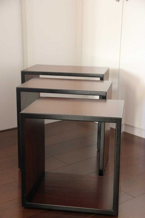 Conjunto de três mesas de apoio - Madeira maciça