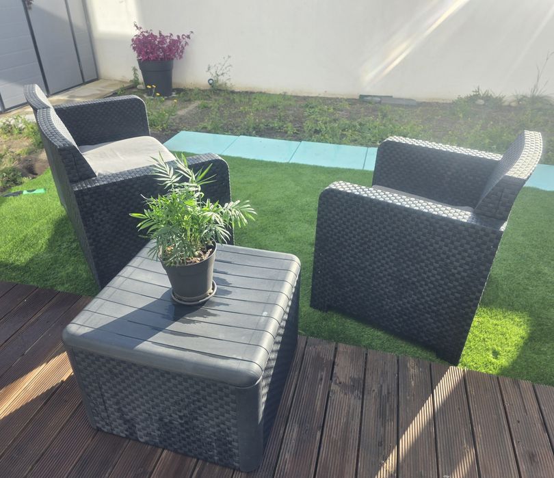 Conjunto de Jardim Moderno com Almofadas – Sofá 2 lugares + Poltrona + Mesa com arrumação