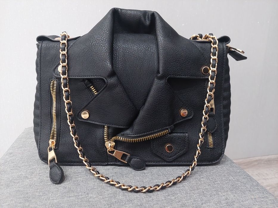 Stylowa listonoszka na łańcuszku ramoneska