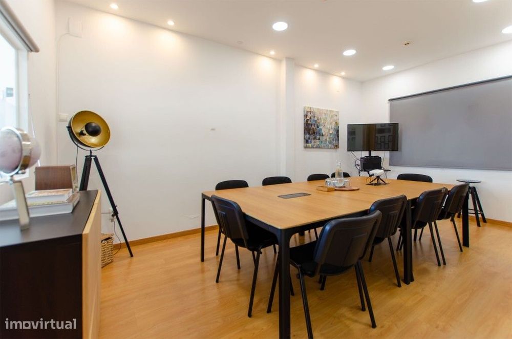 Escritório / Loja para arrendar em Oeiras