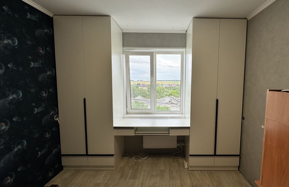 Розпашна сучасна шафа