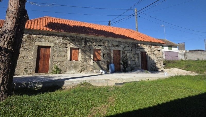 Brevemente disponível – Espaço rústico versátil para arrecadação / armazém de 30 m² a 90 m² em Serreleis, Viana do Castelo