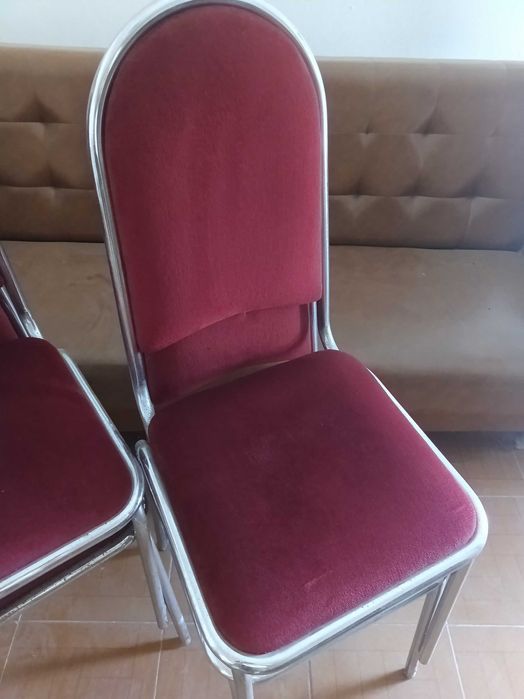 6 cadeiras vermelhas de ferro e veludo