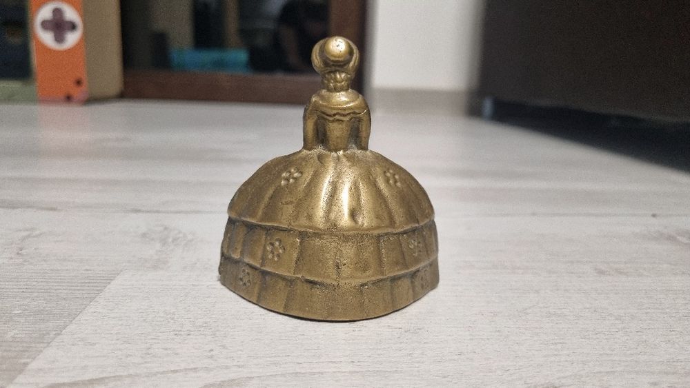 Figuralny dzwonek mosiężny dama w krynolinie vintage 1900 r. 8,5 cm