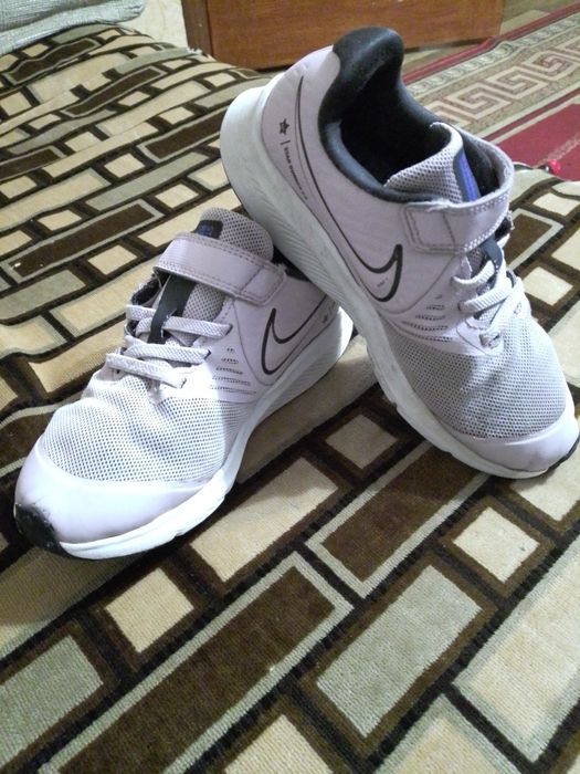 Кросівки фірмові