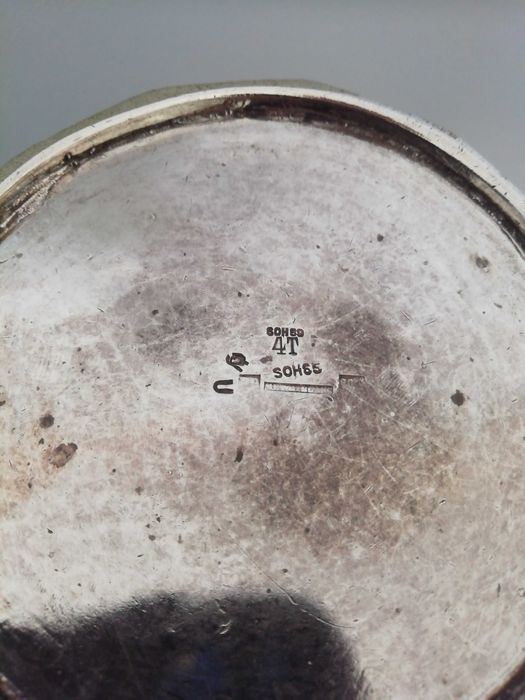 Caneca em metal prateado