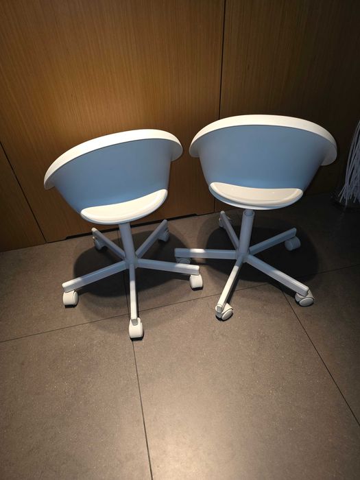 2 różowe krzesła dziecięce IKEA ÖRFJÄLL + dodatkowe siedziska LOBERGET