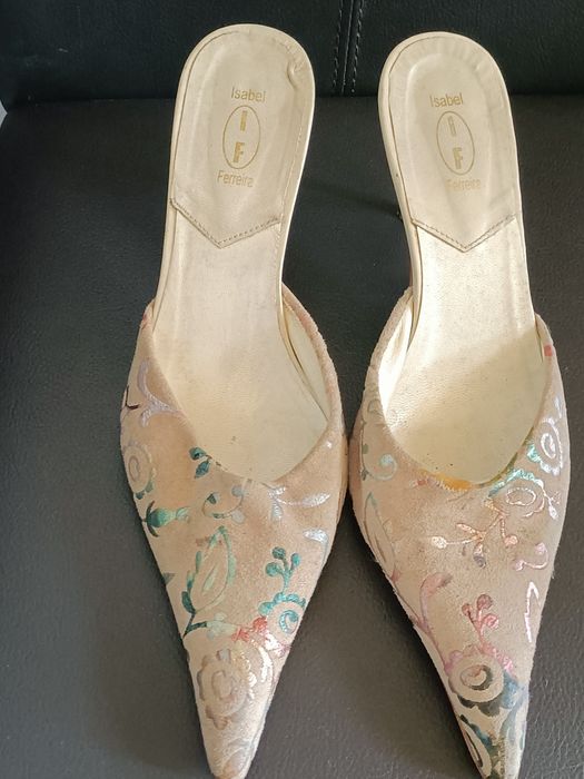 Sapato camurça com motivos florais