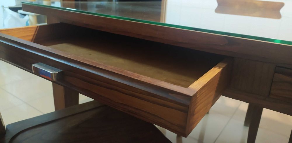 Conjunto vintage de mesa c/ tampo de vidro, cadeiras, cadeirão e banco
