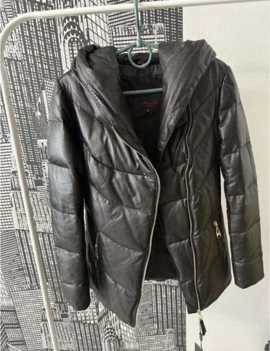 Чорний пуховик з натуральної шкіри з капюшоном.Шкіряний жіночій пухови