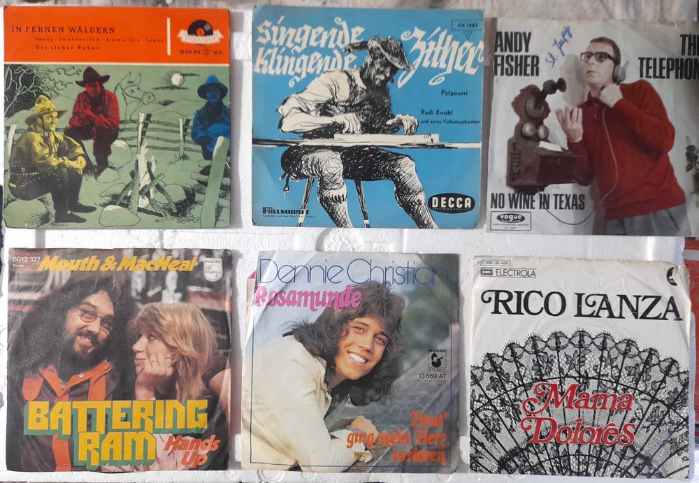 Discos de vinil de 45 rotações com música antiga.s.