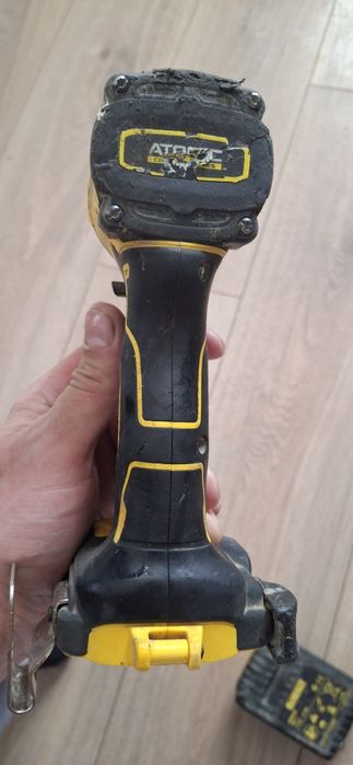 Шуруповерт деволт DCF850