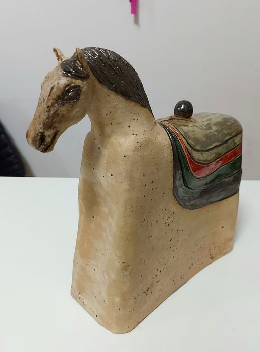 Rzeźbiony koń ceramiczny, duże puzderko
