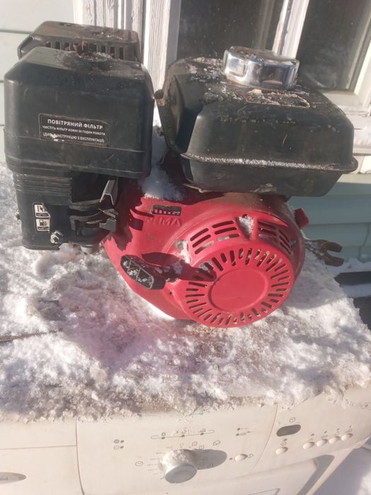 Бензиновий мотор мотоблок.