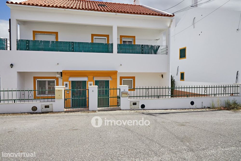 Andar de Moradia T2, com pátio generoso e garagem, em Évora