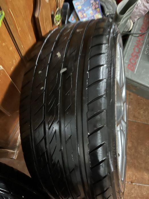 Jantes porsche com peneus vendo o conjunto