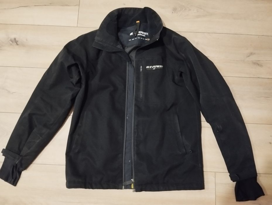 Продам спортивную куртку Everest