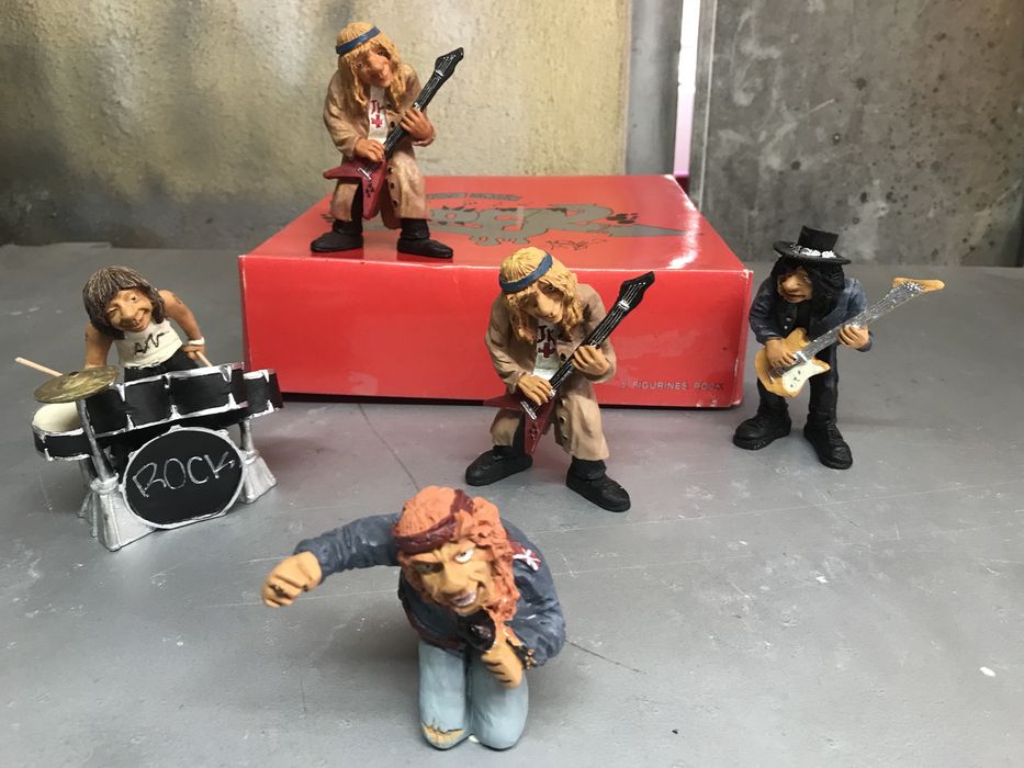 Caixa com bonecos de loiça do rock dos guns and roses