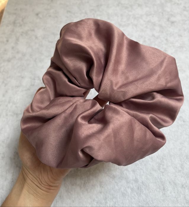 Sinsay duża satynowa gumka do włosów scrunchie pudrowy róż