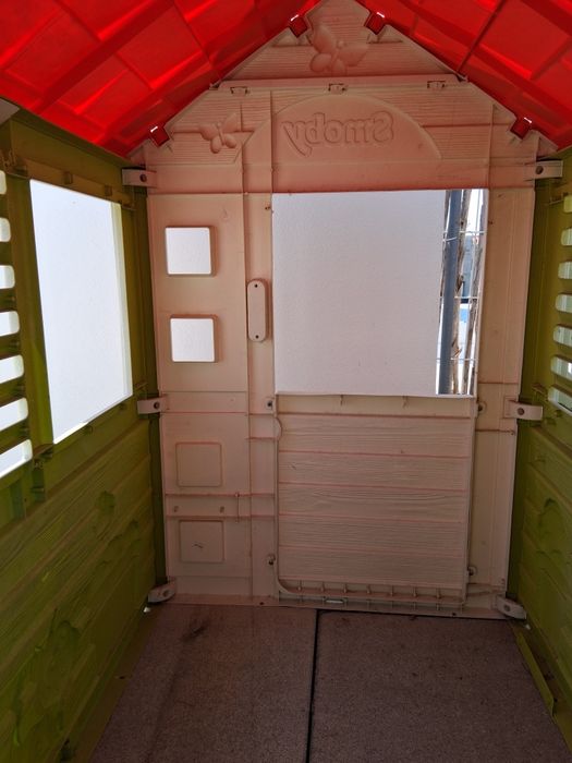 Casa infantil exterior com cozinha