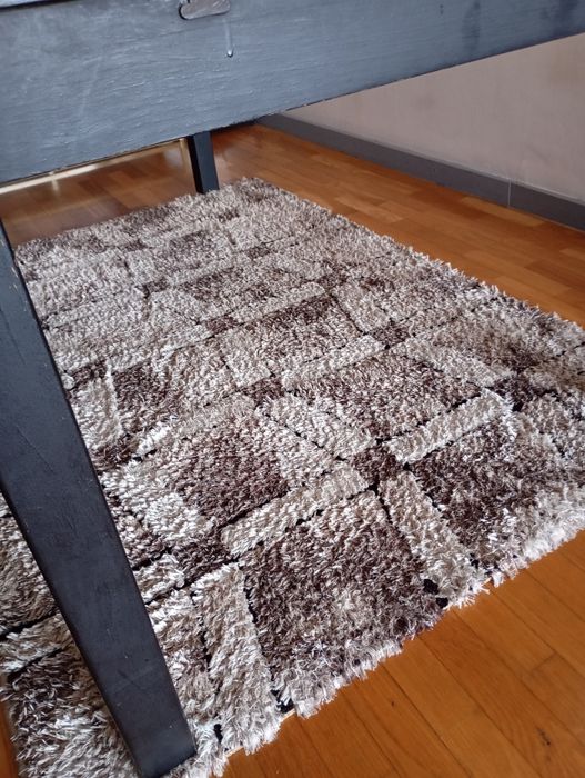Tapetes de sala branco e castanho