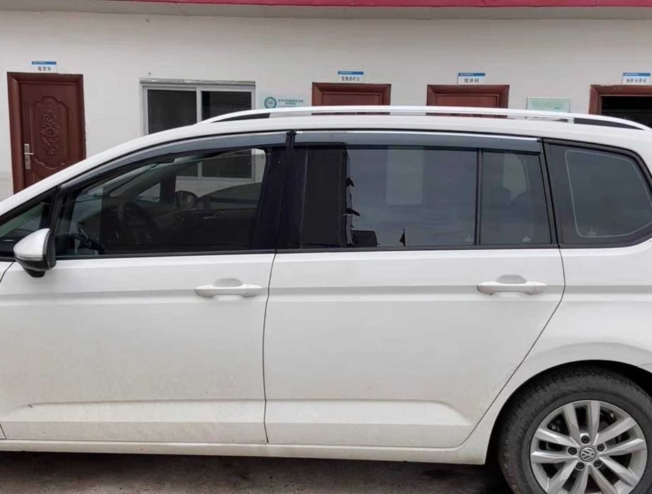 Вітровики з хромом VW Touran з 2016 р.в. Дефлектори Ветровики