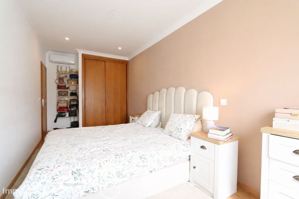 Apartamento T2 às portas de Lisboa, com varanda, vista e estacionamen