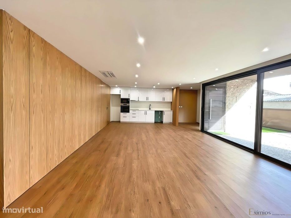 Moradia em banda V3, nova, em 2ª linha de praia, em Aver-o-Mar