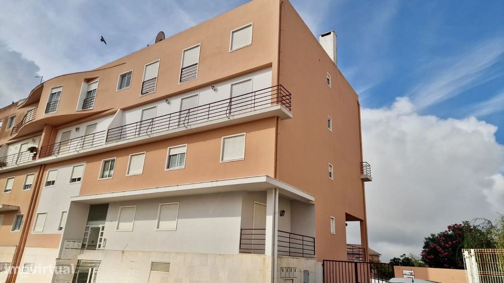 Apartamento varanda estacionamento centro da Cotovia Sesimbra