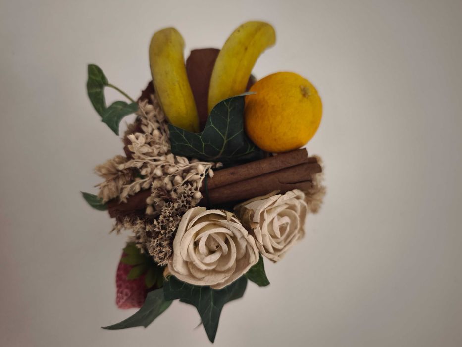 Pequeno vaso decorativo com flores e frutos