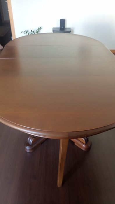 Mesa extensível e cadeiras com tampo em pele