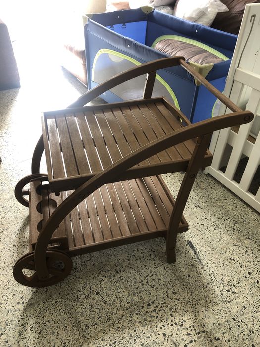 Carrinho de apoio, para bebidas.