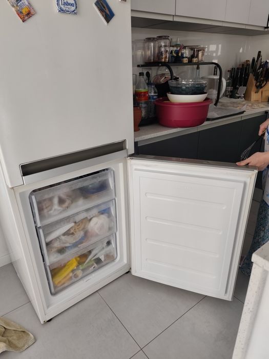 Frigorífico combinado Whirlpool, muito bom estado e grande poder de armazenamento