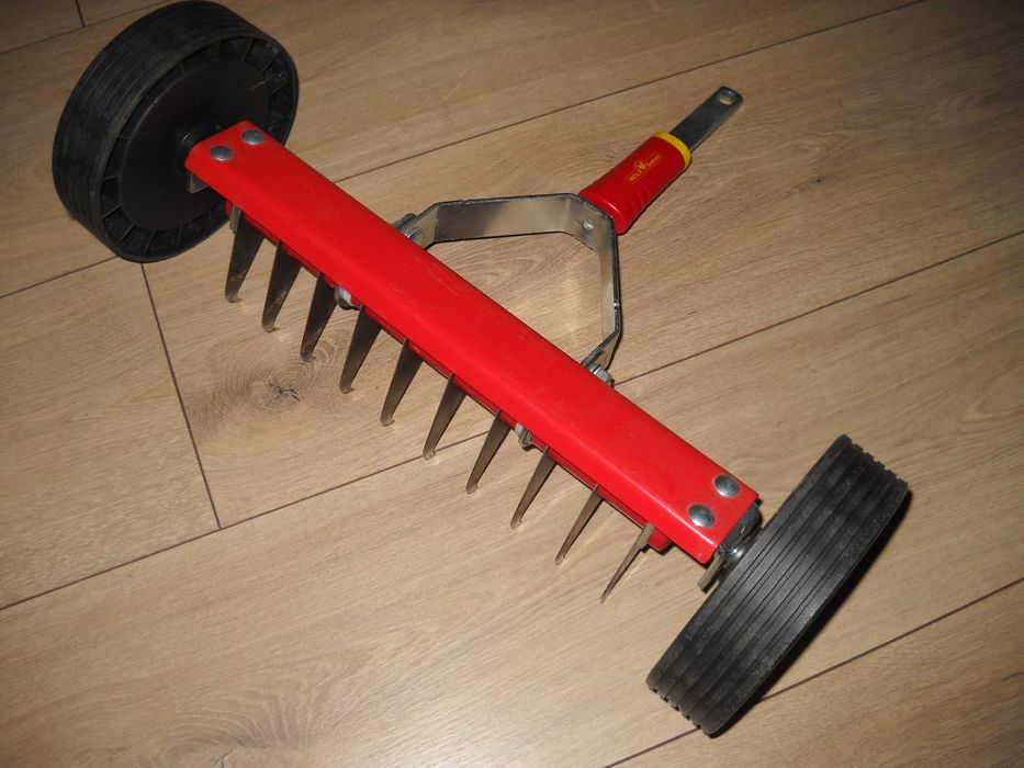 Wertykulator ręczny na kółkach Wolf - Garten